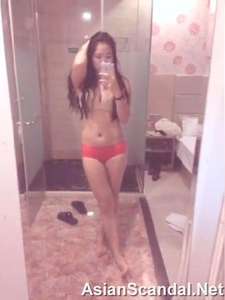 Beautiful &amp; Young Chinese Girl Take Nude Selfie Leaked