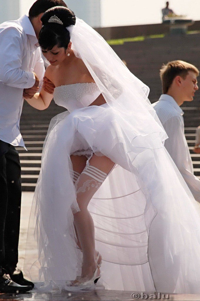 Мужик с большим хером помог невесте надеть свадебное платье и оттрахал
