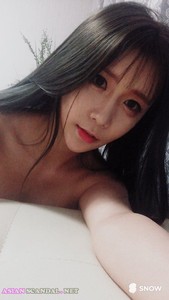 Perfekte asiatische Freundin nackt im Spiegel
