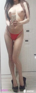 完美的亚洲女友裸体在镜子里