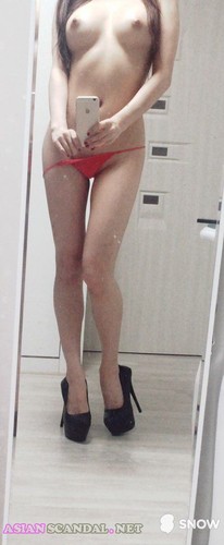 Parfait petite amie asiatique nue dans le miroir Vol 2