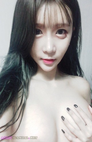 Parfait petite amie asiatique nue dans le miroir Vol 2