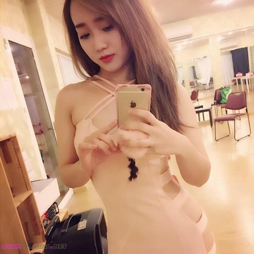 [Sockenskandal] Perfekte nackte asiatische Freundin mit natürlichen Brüsten