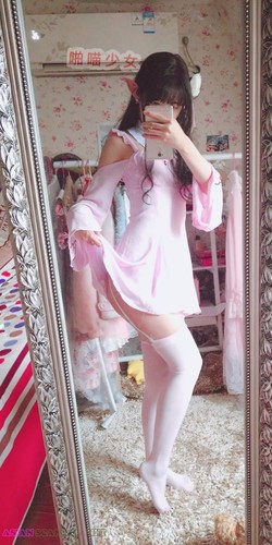 Baby Meng Meng Cosplay Shows Pink Pussy