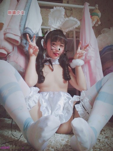 Baby Meng Meng Cosplay Shows Pink Pussy