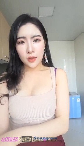 Chinese Singaporean Girlfriend Shows Pink Pussy