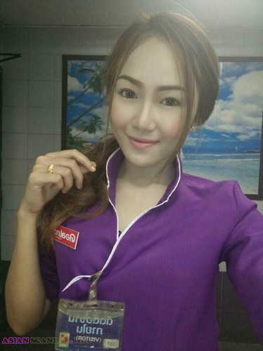 La hermosa tailandesa JaneTeen muestra buenas tetas y coño rosa
