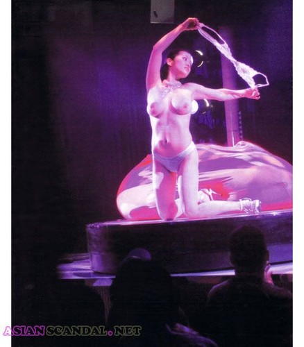 Minako Komukai: ไอดอลเรื่องอื้อฉาวยาเสพติดที่กลายเป็นนักเต้นระบำเปลื้องผ้า ตอนนี้เป็นดาราหนังโป๊