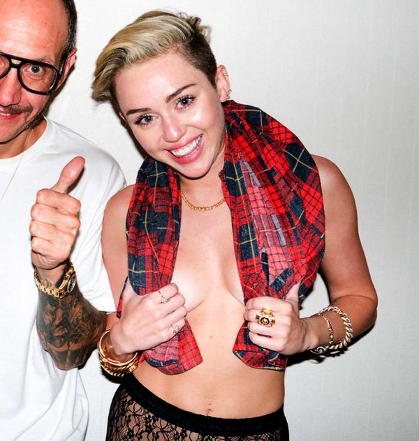 miley-cyrus-topless-for-terry-richardson-11-600x632.jpg