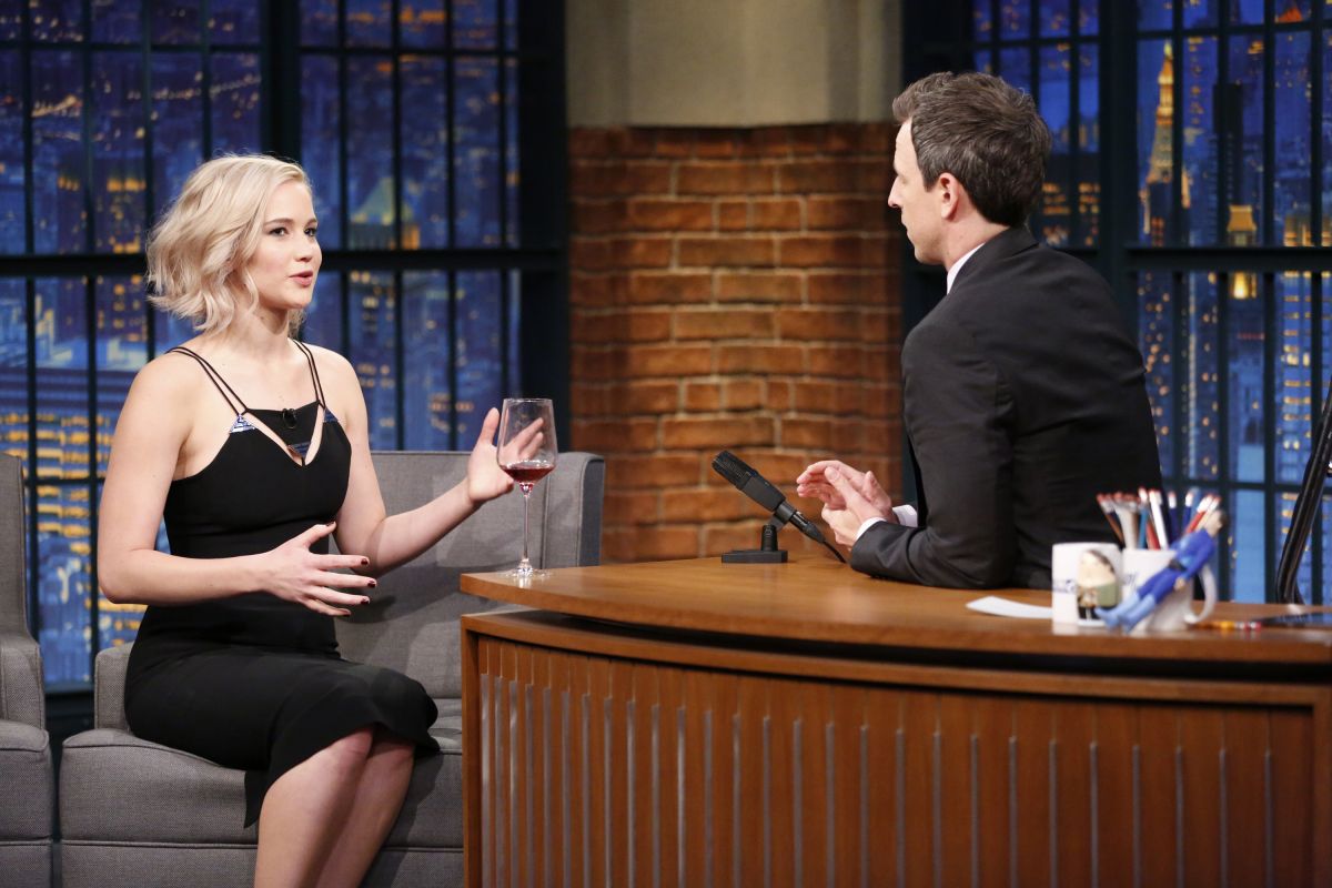 jennifer-lawrence-at-late-night-with-seth-meyers-in-new-york-12-15-2015_10.jpg