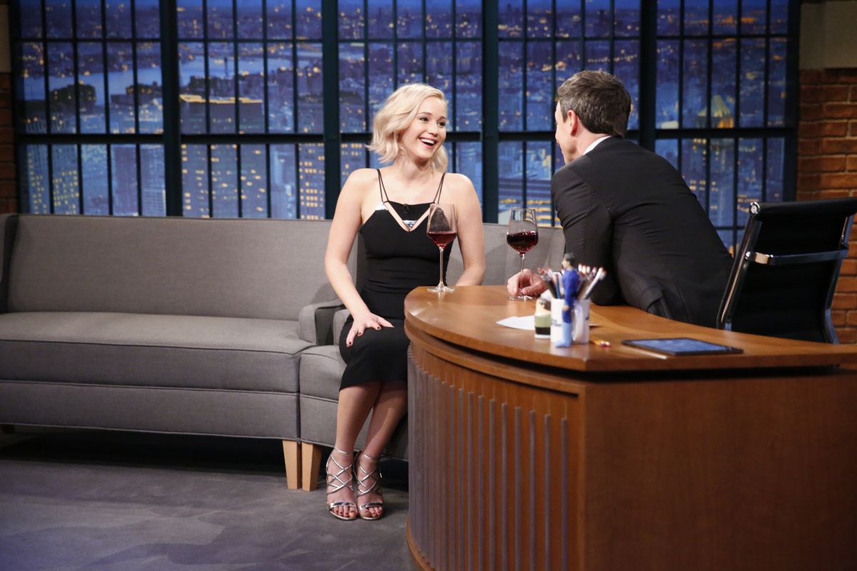 jennifer-lawrence-at-late-night-with-seth-meyers-in-new-york-12-15-2015_13.jpg