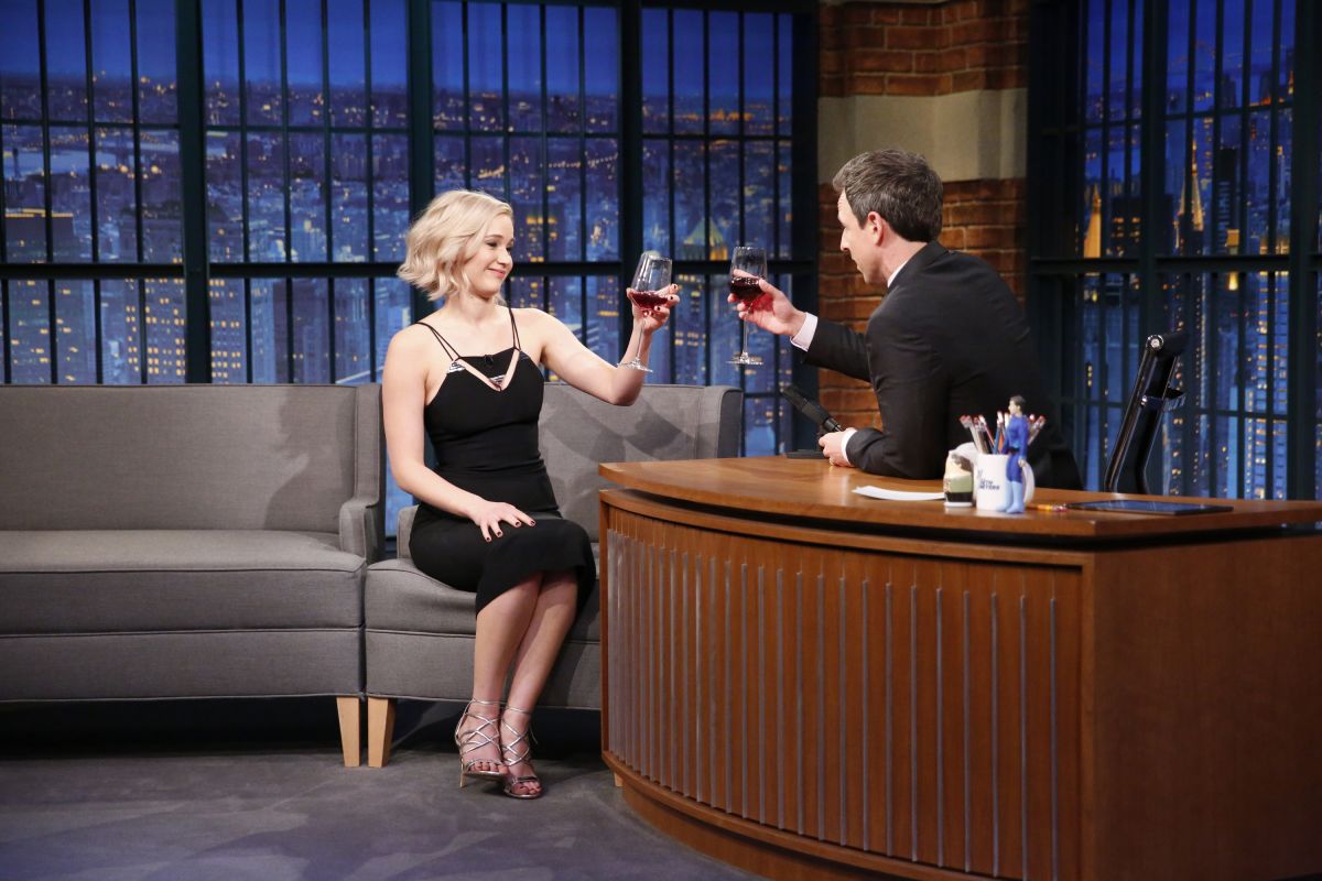 jennifer-lawrence-at-late-night-with-seth-meyers-in-new-york-12-15-2015_15.jpg