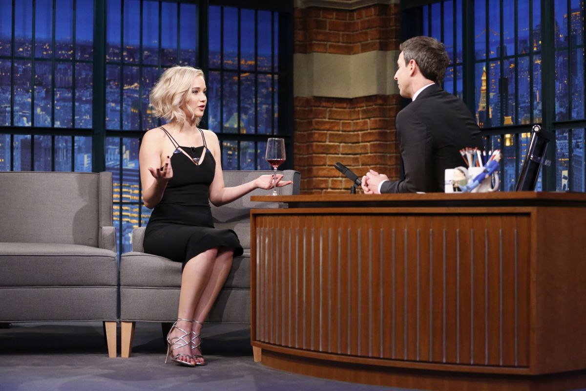 jennifer-lawrence-at-late-night-with-seth-meyers-in-new-york-12-15-2015_5.jpg