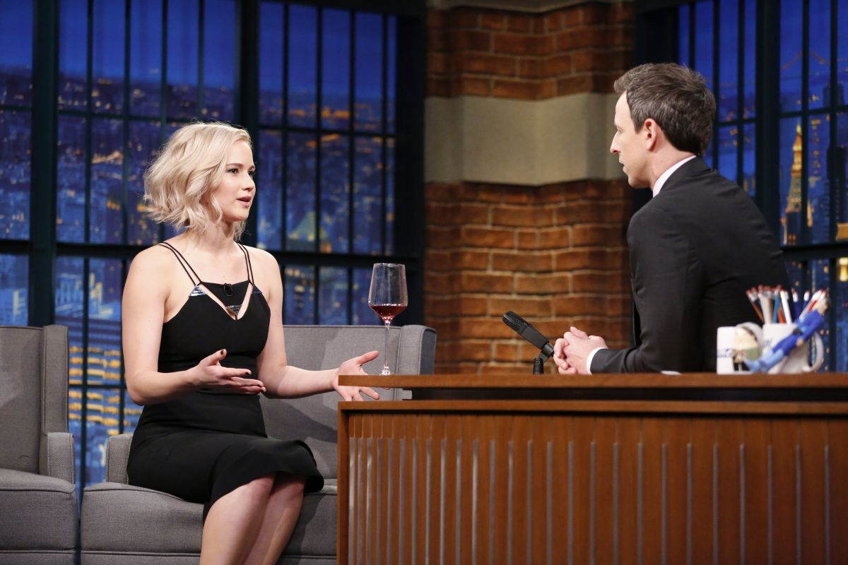 jennifer-lawrence-at-late-night-with-seth-meyers-in-new-york-12-15-2015_9.jpg