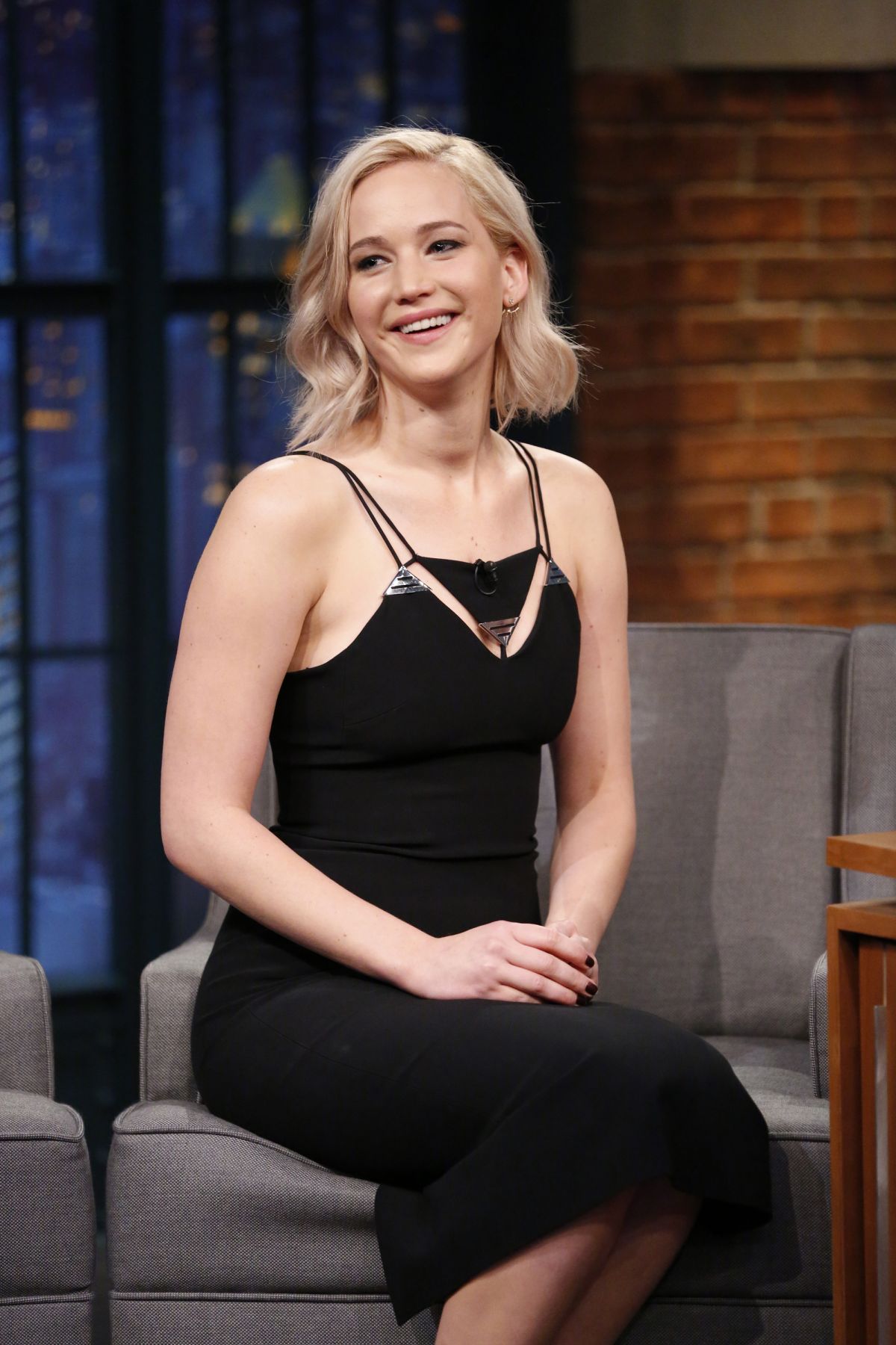 jennifer-lawrence-at-late-night-with-seth-meyers-in-new-york-12-15-2015_11.jpg