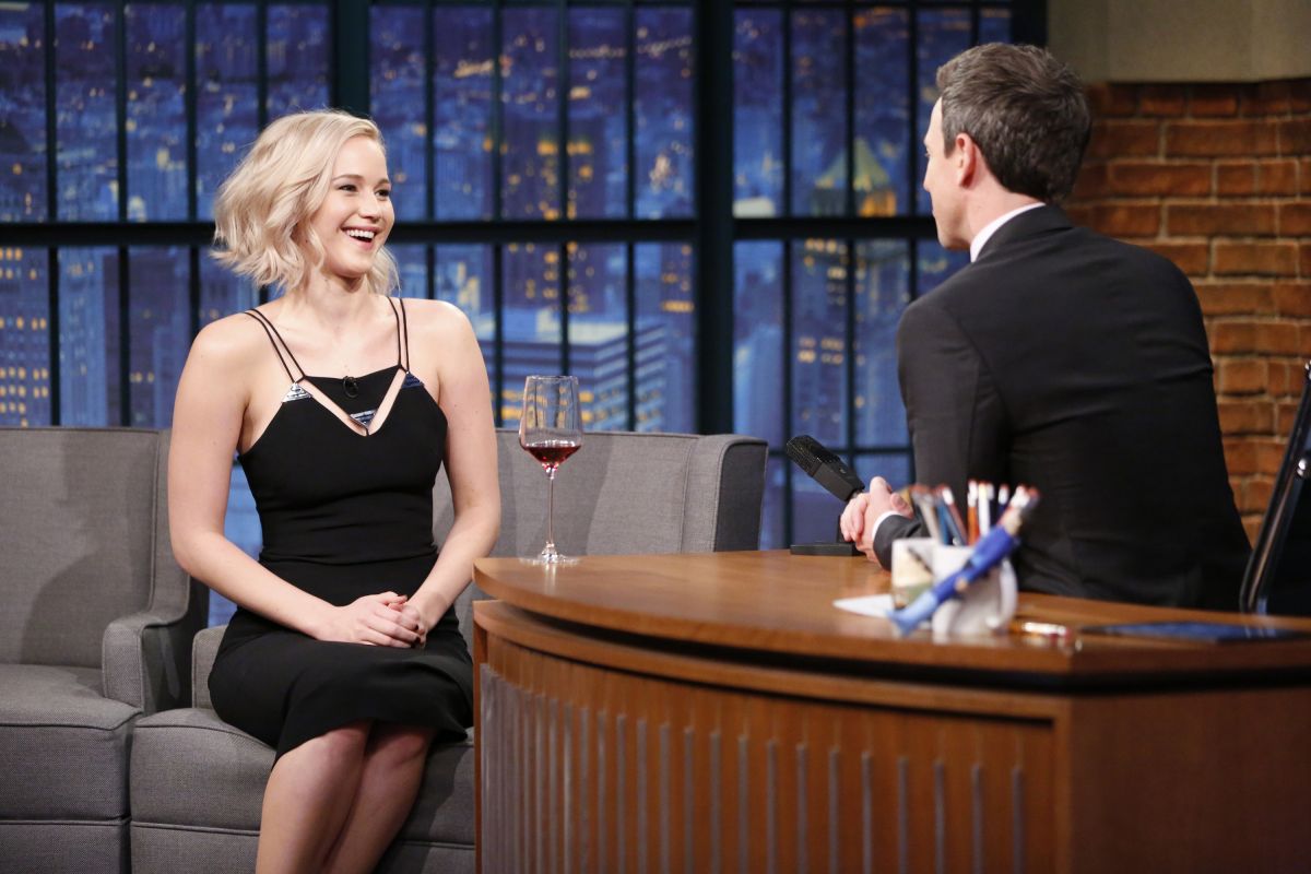jennifer-lawrence-at-late-night-with-seth-meyers-in-new-york-12-15-2015_8.jpg
