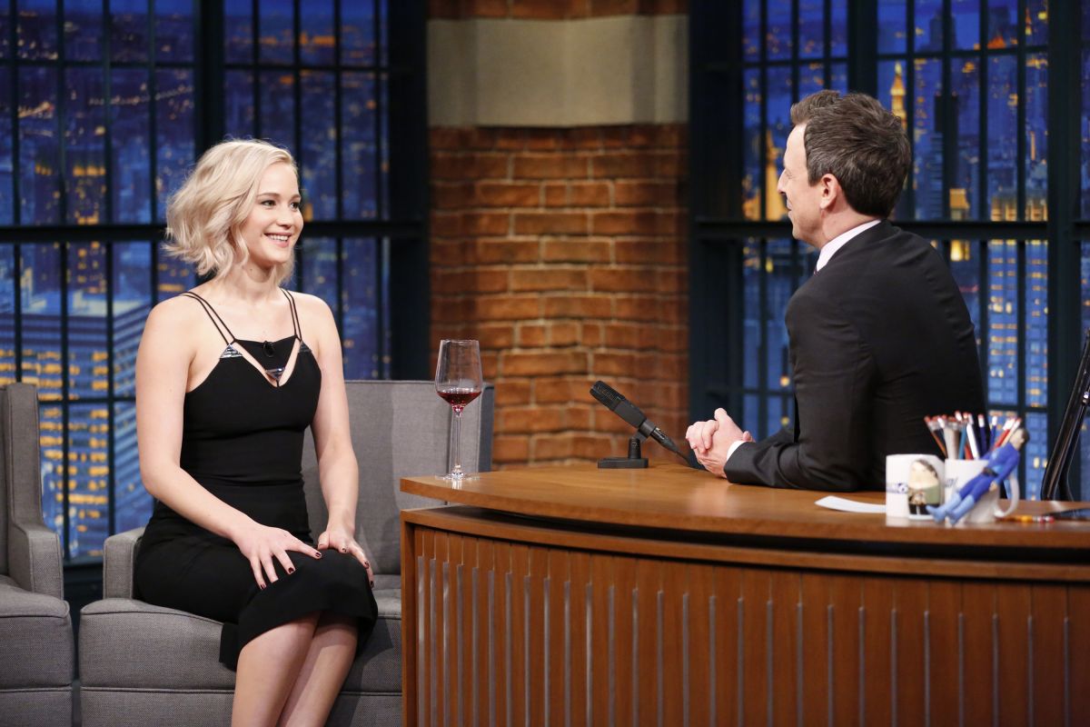jennifer-lawrence-at-late-night-with-seth-meyers-in-new-york-12-15-2015_7.jpg