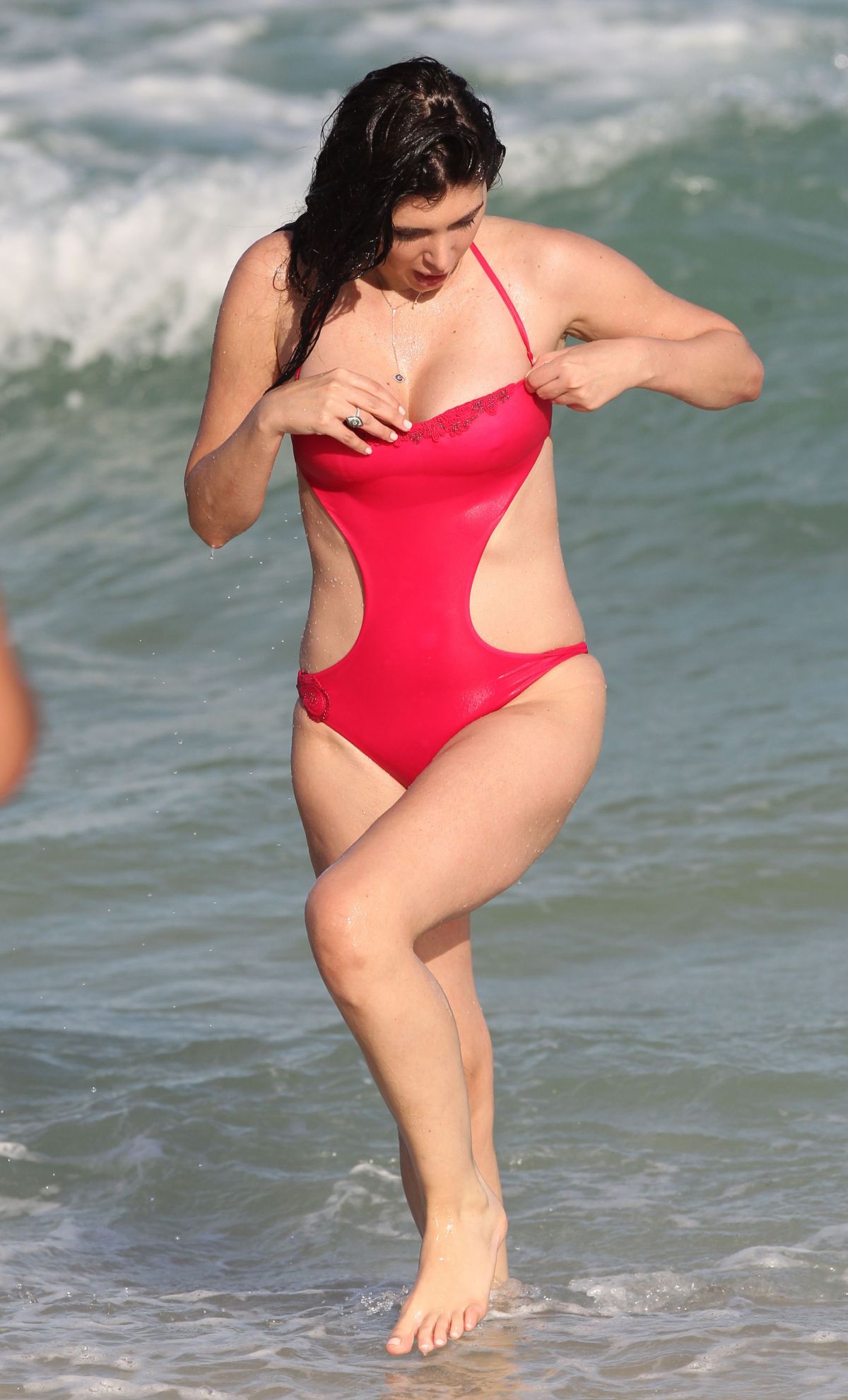 brittny-gastineau-in-swimsuit-at-a-beach-in-miami-12-28-2015_16.jpg