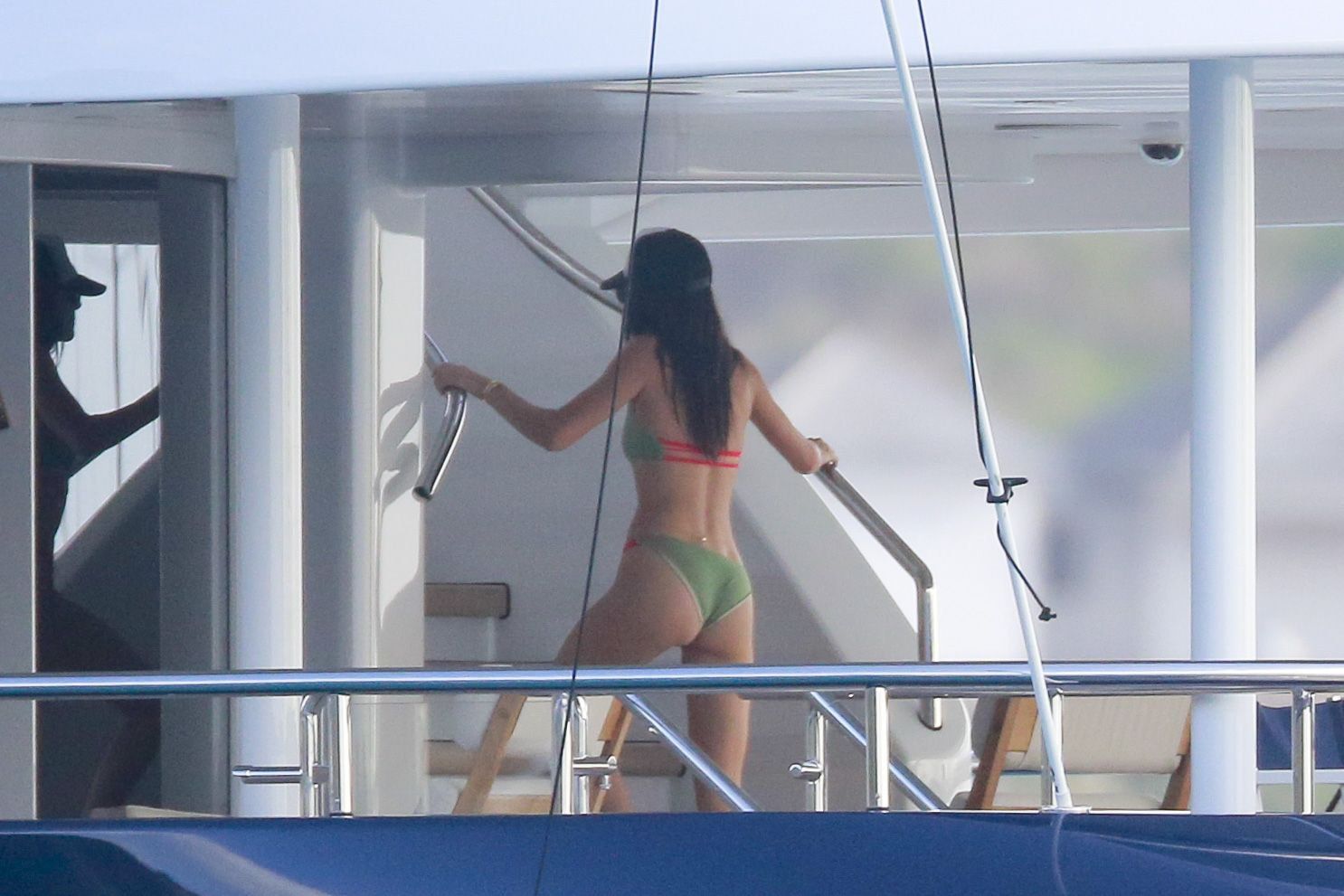 Kendall-Jenner-Bikini-Candids-in-St-Barts-10.jpg
