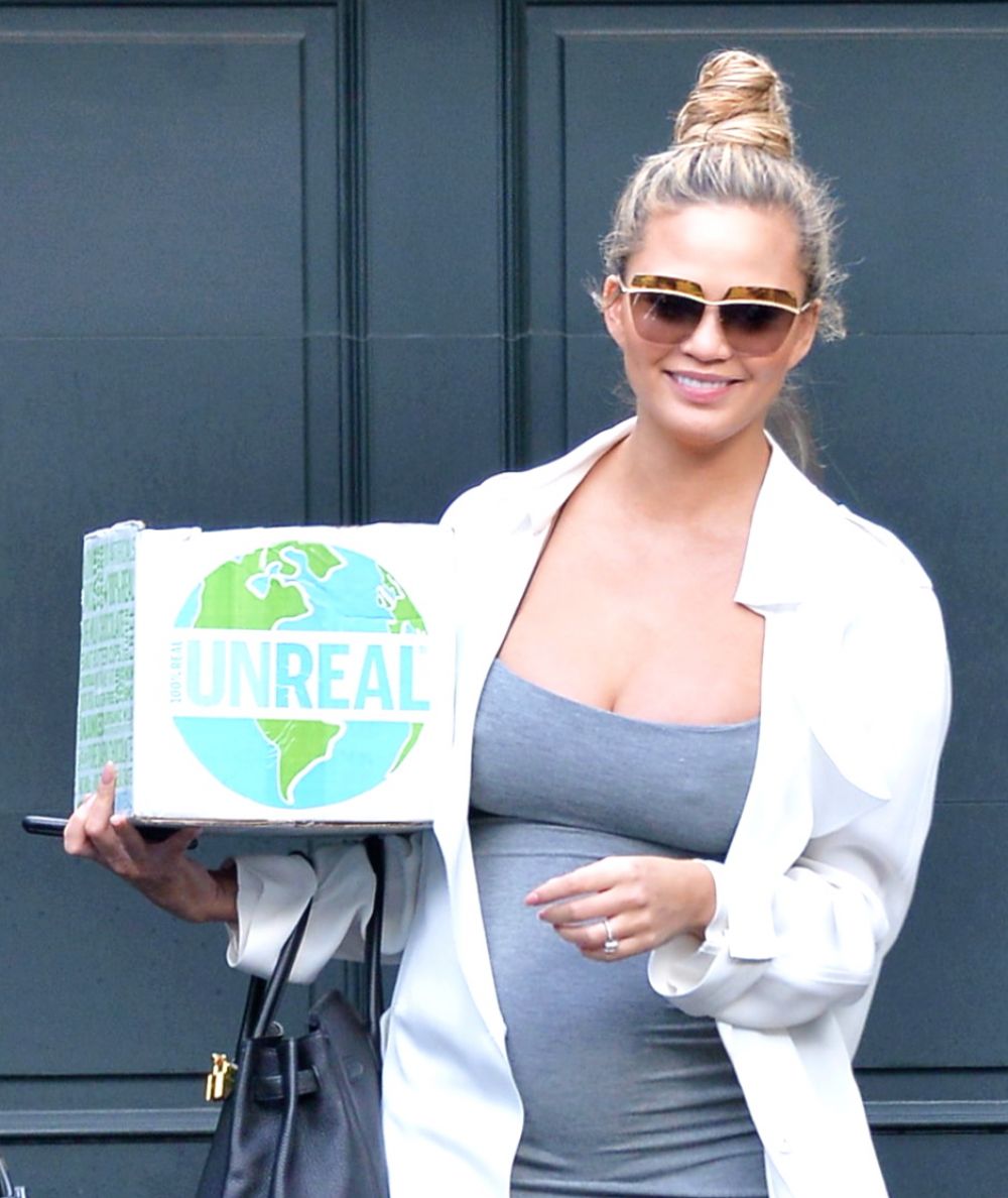 pregnant-chrissy-teigen-out-and-about-in-beverly-hills-01-07-2016_2.jpg