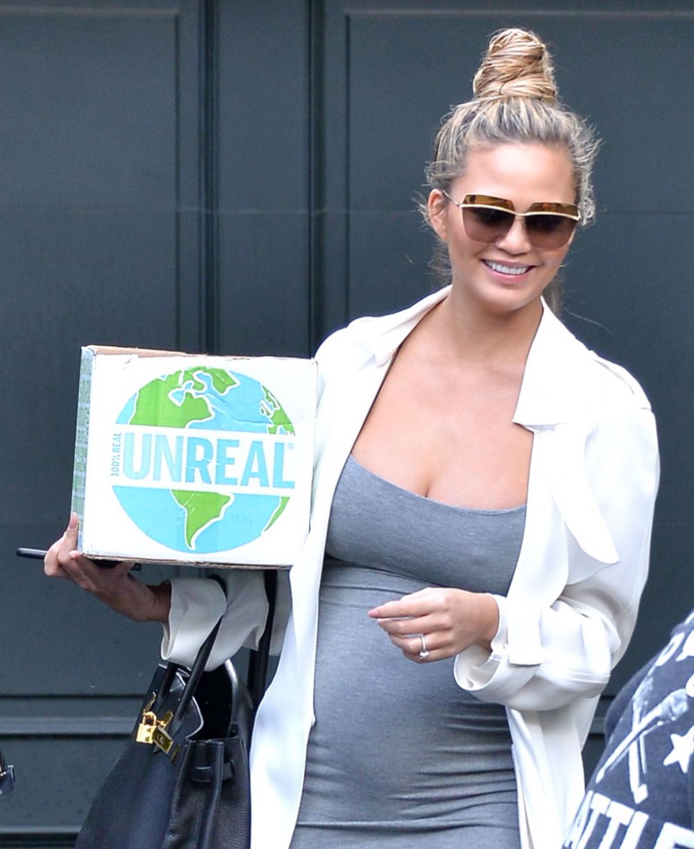 pregnant-chrissy-teigen-out-and-about-in-beverly-hills-01-07-2016_9.jpg