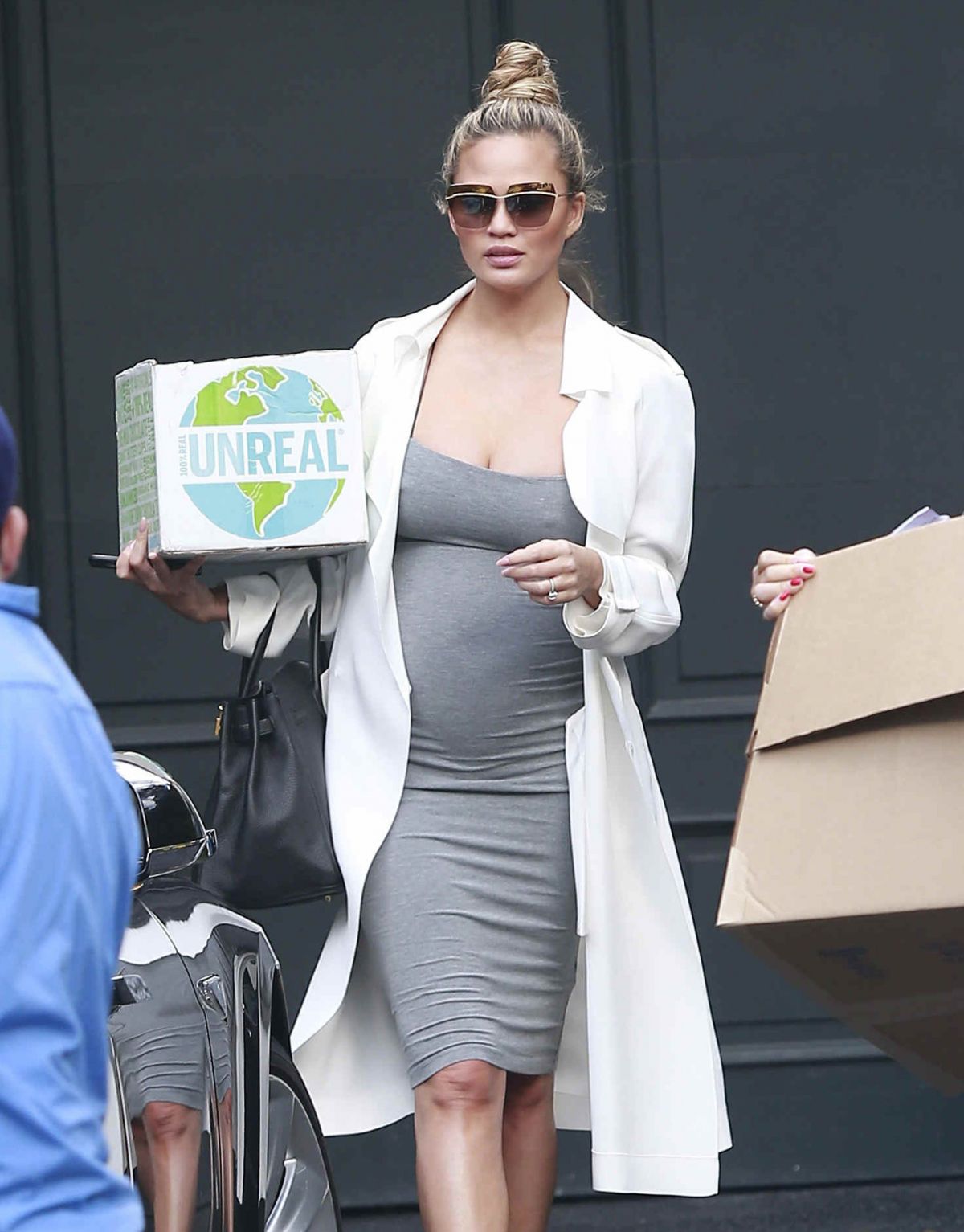 pregnant-chrissy-teigen-out-and-about-in-beverly-hills-01-07-2016_16.jpg