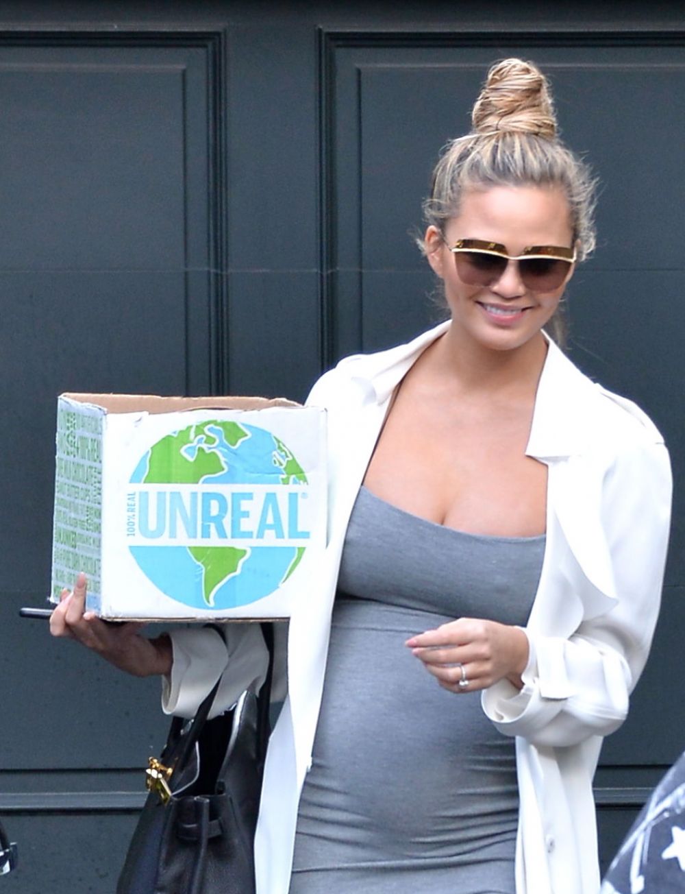 pregnant-chrissy-teigen-out-and-about-in-beverly-hills-01-07-2016_8.jpg