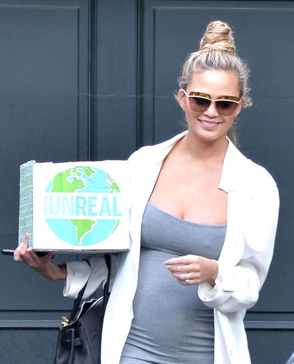 pregnant-chrissy-teigen-out-and-about-in-beverly-hills-01-07-2016_6.jpg