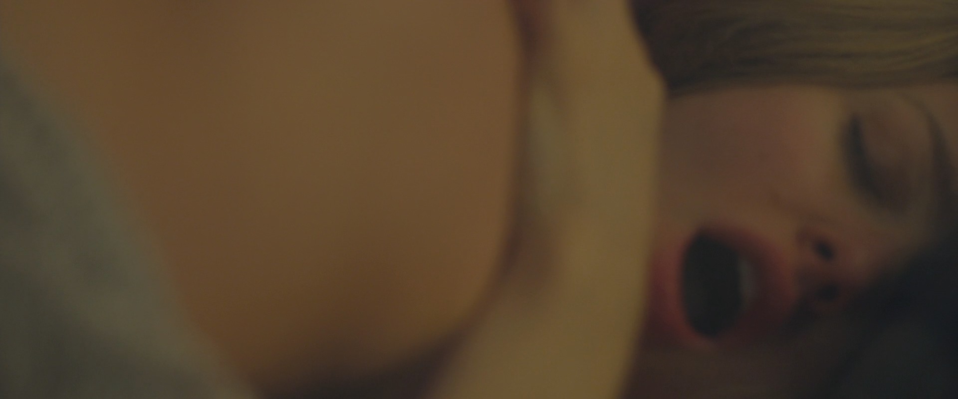 Amanda Seyfried - Fathers and Daughters 2015 1080p BluRay.mkv_snapshot_01.07_[2016.01.14_10.36.03].jpg