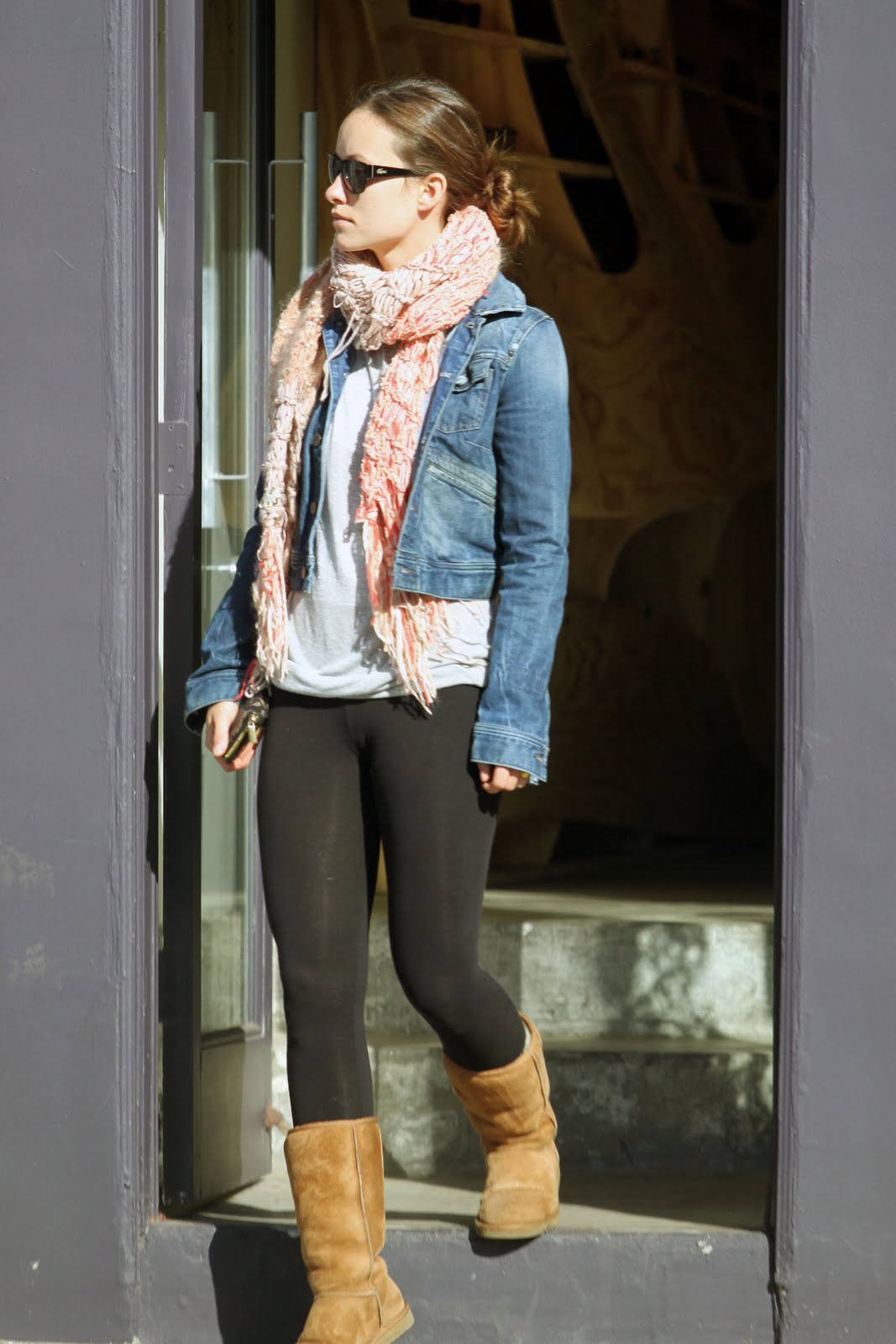 Olivia Wilde in leggings (3).jpg