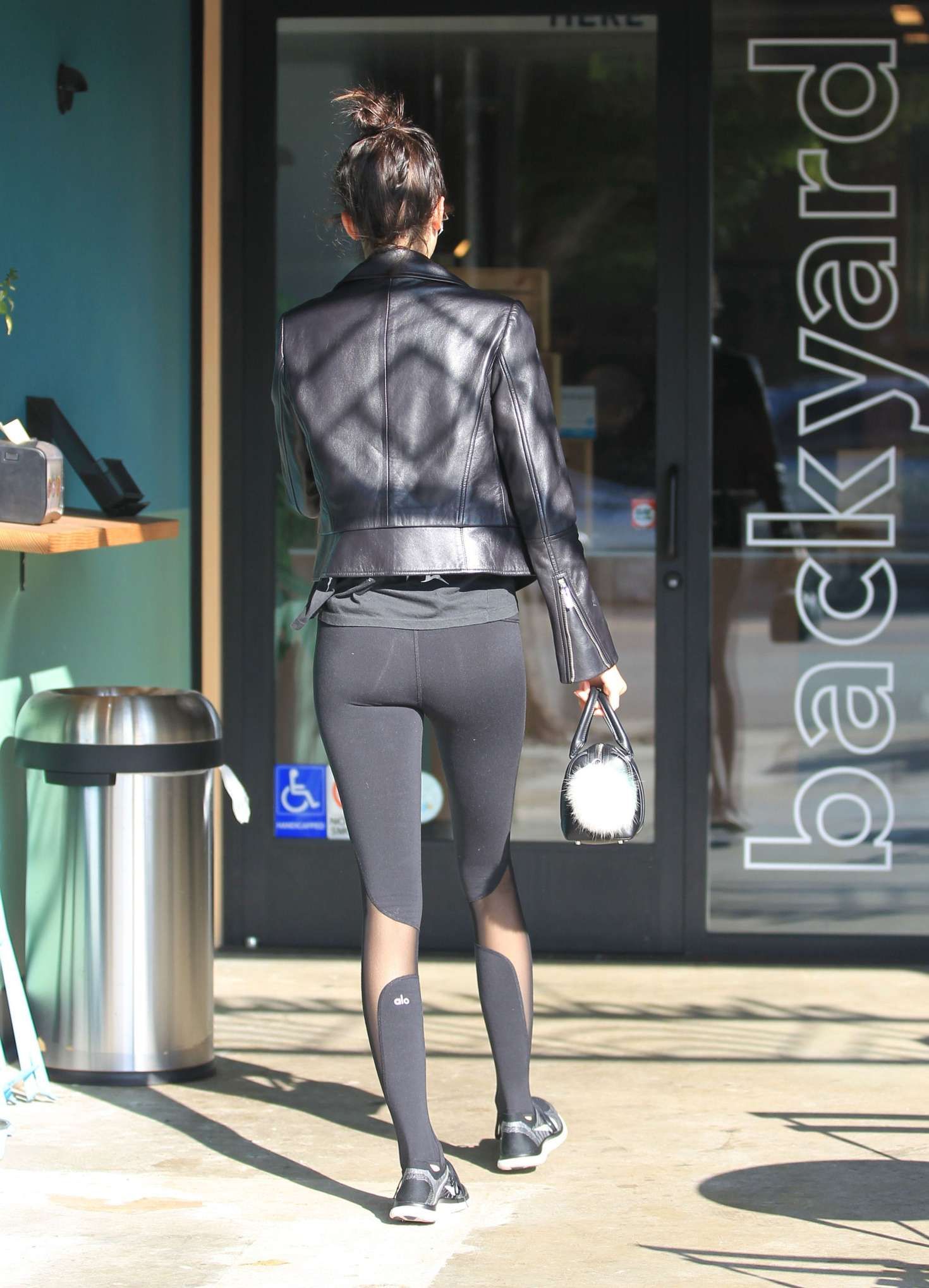 Kendall-Jenner-Booty-in-Tights-Shopping-9.jpg
