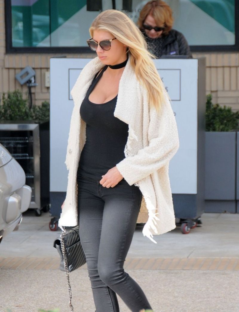 charlotte-mckinney-out-and-about-in-beverly-hills-01-27-2016_5.jpg