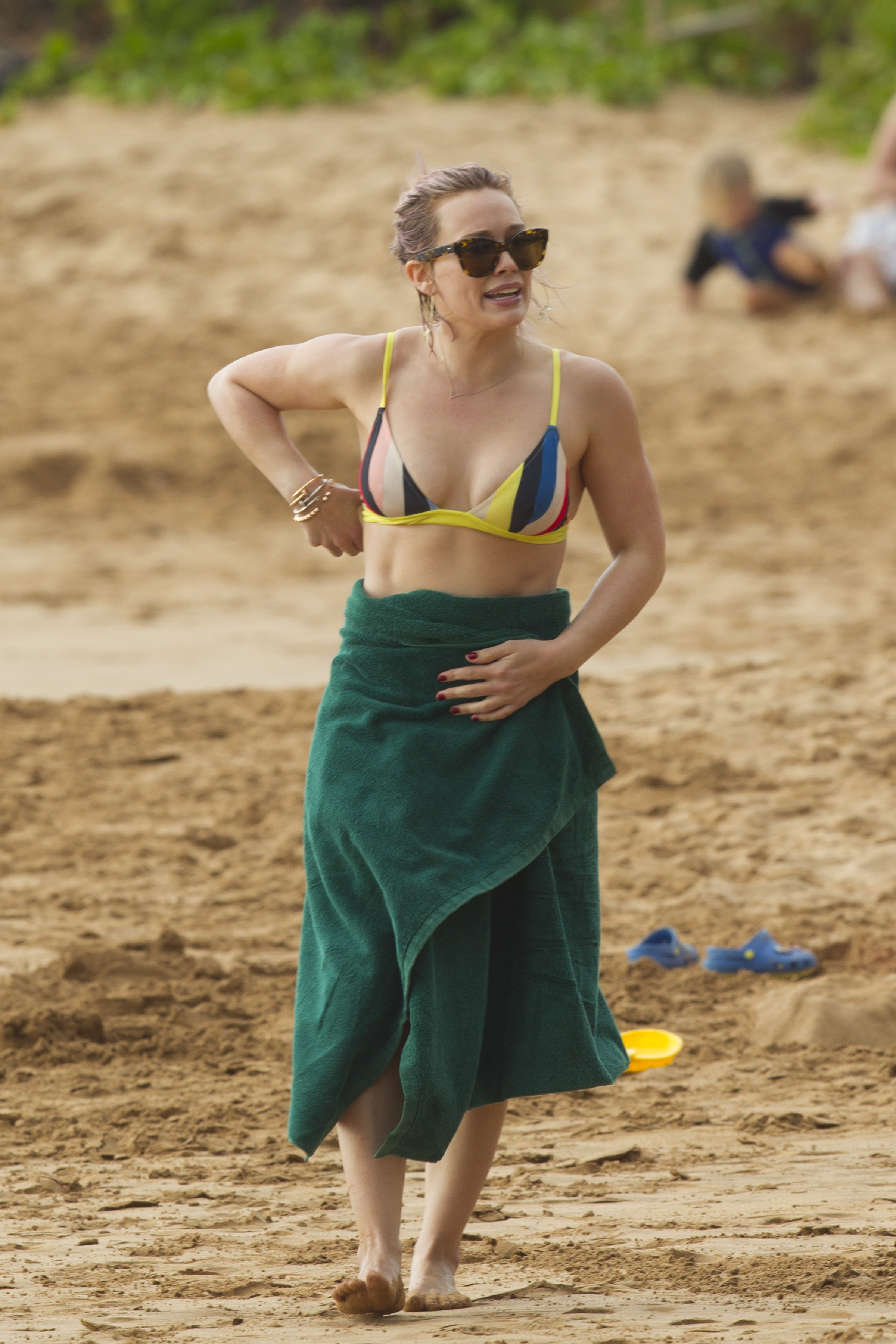 Hilary Duff wearing sexy bikini on the beach in Maui 38x UHQ photos 20.jpg