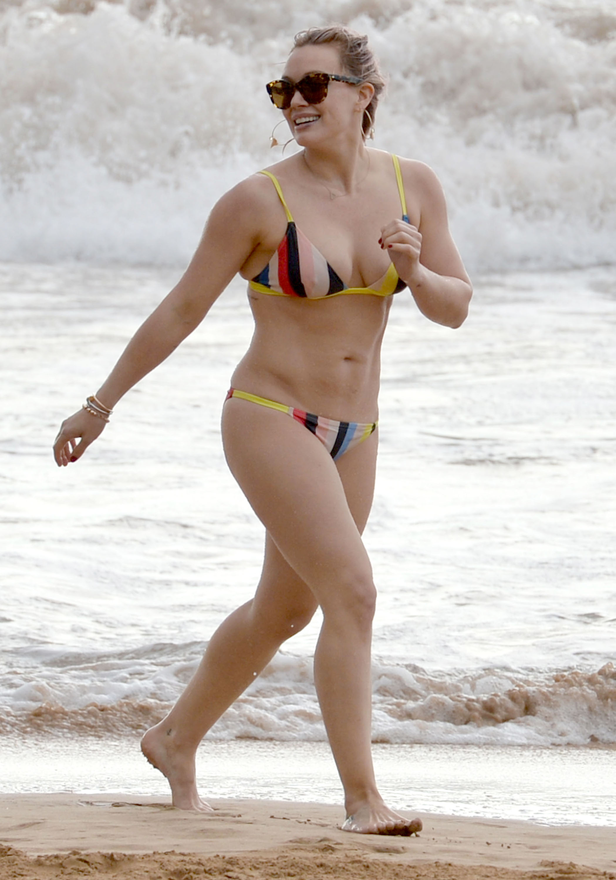 Hilary Duff wearing sexy bikini on the beach in Maui 38x UHQ photos 35.jpg