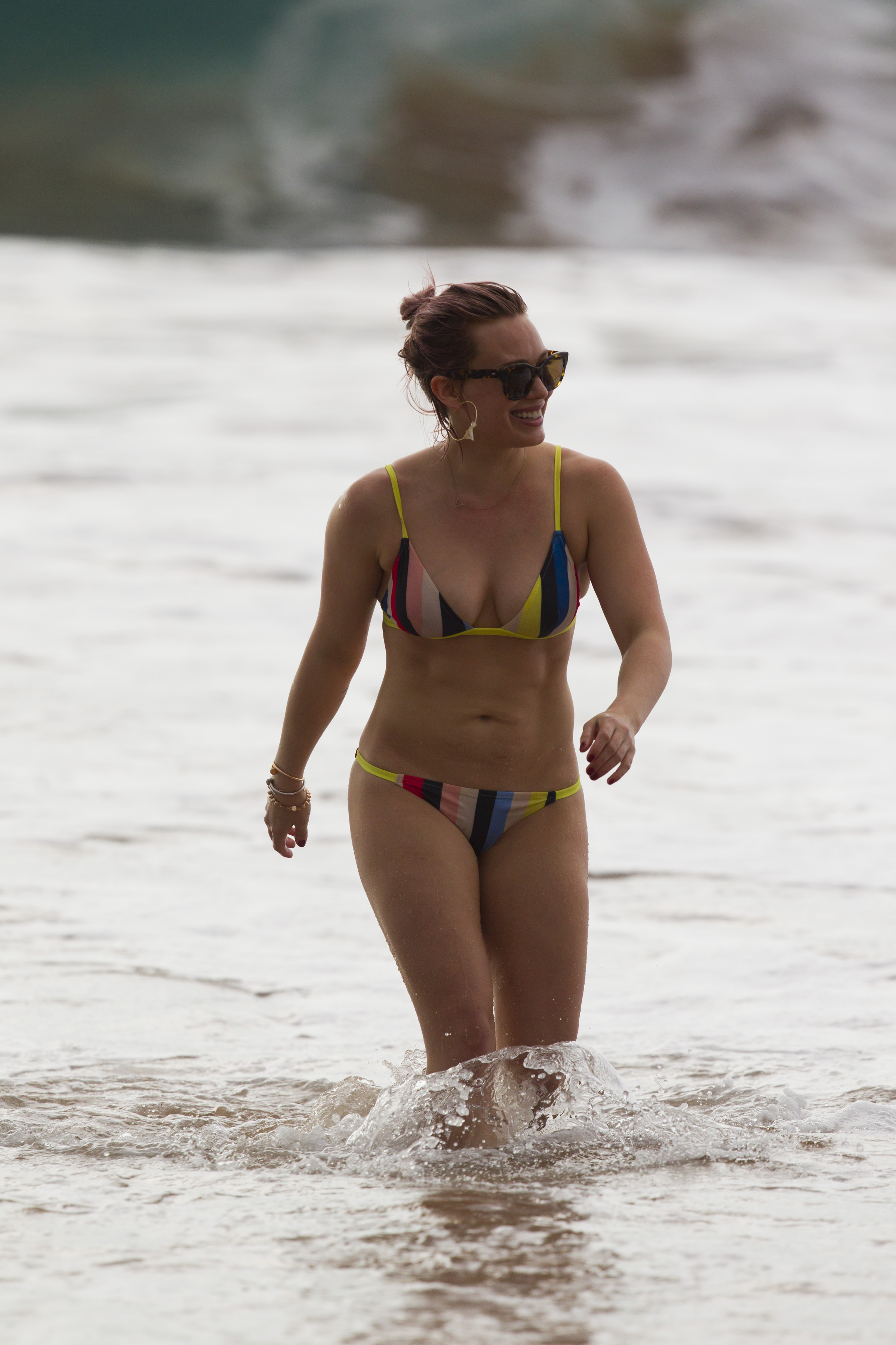 Hilary Duff wearing sexy bikini on the beach in Maui 38x UHQ photos 8.jpg