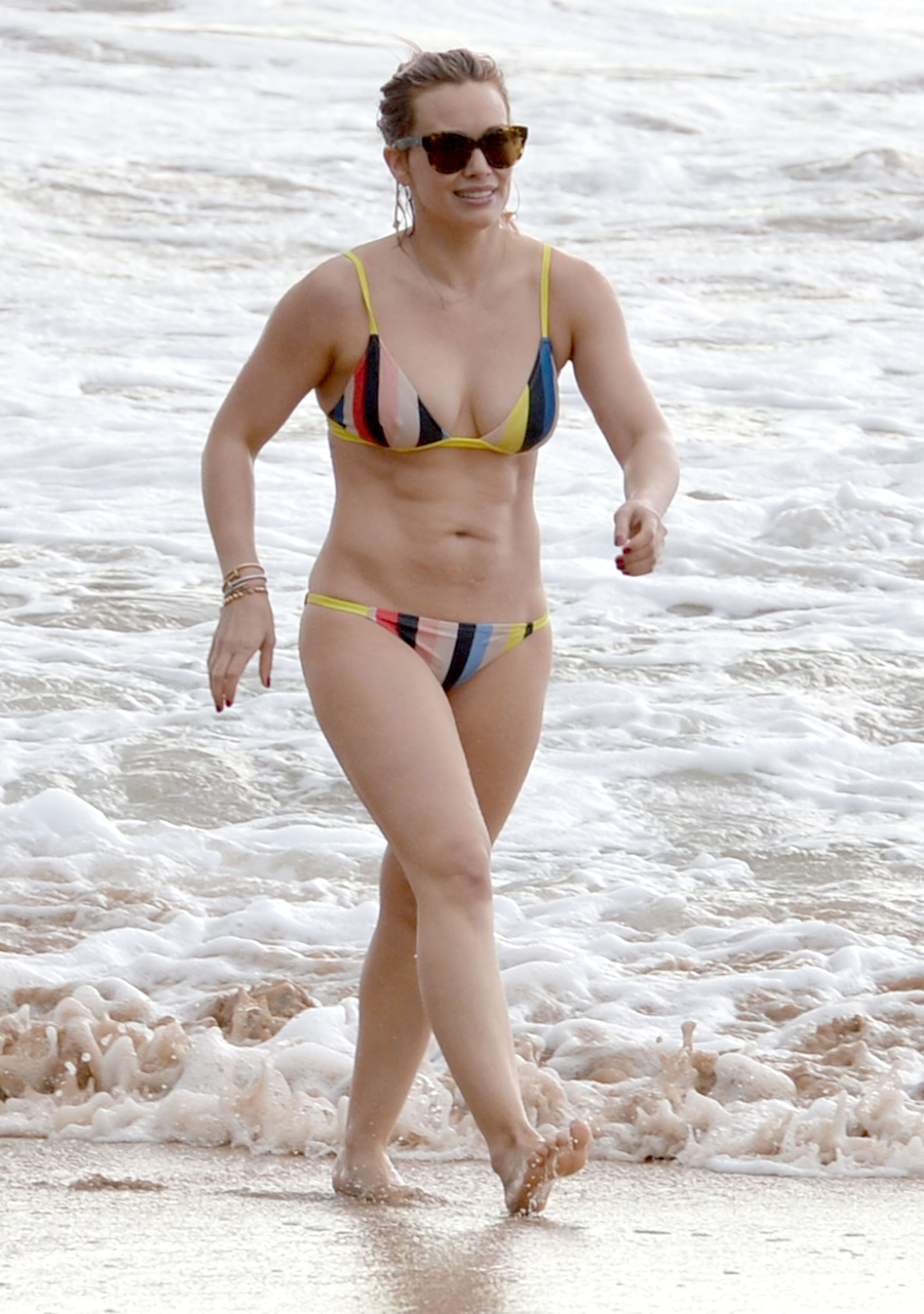 Hilary Duff wearing sexy bikini on the beach in Maui 38x UHQ photos 32.jpg