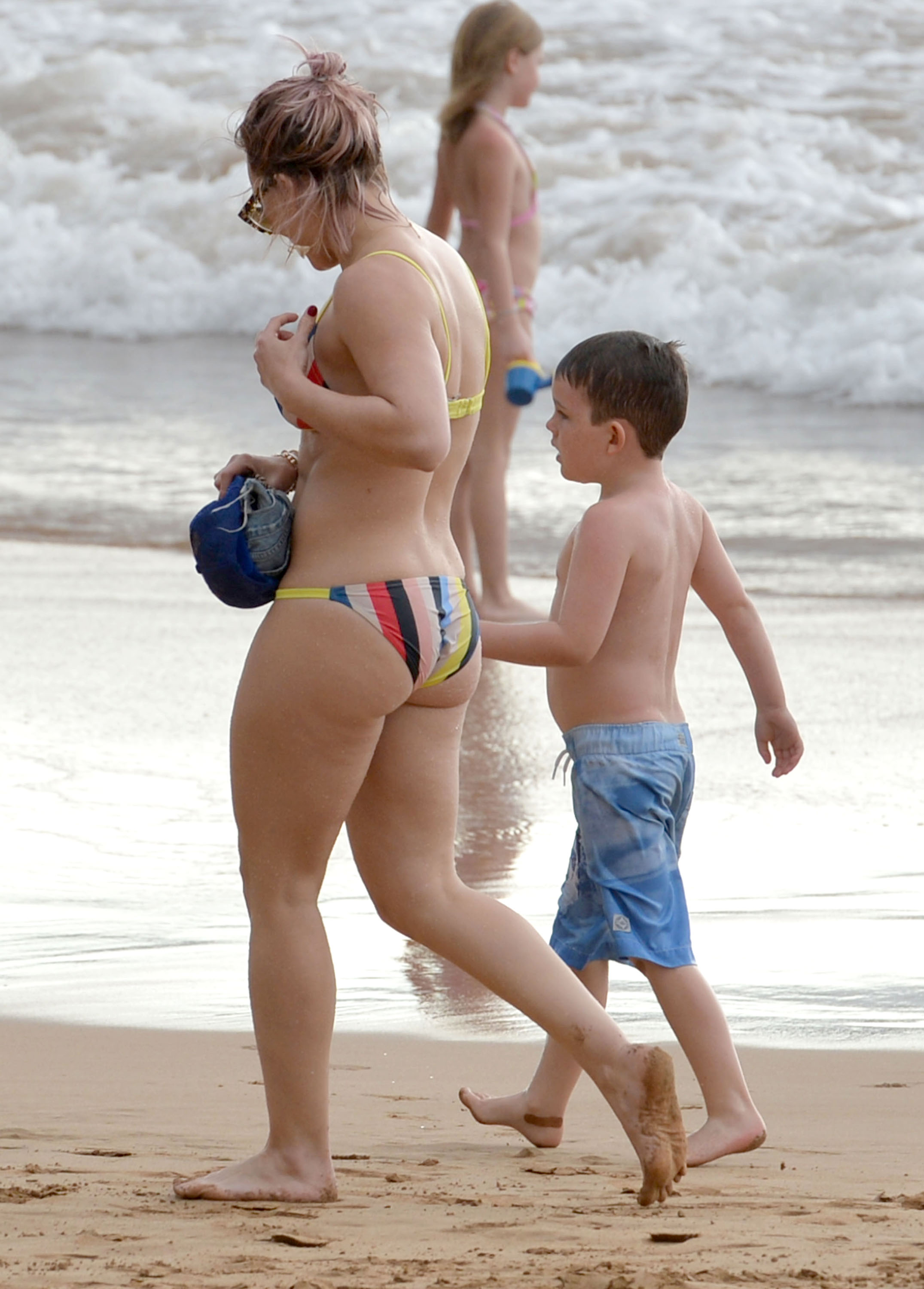 Hilary Duff wearing sexy bikini on the beach in Maui 38x UHQ photos 28.jpg