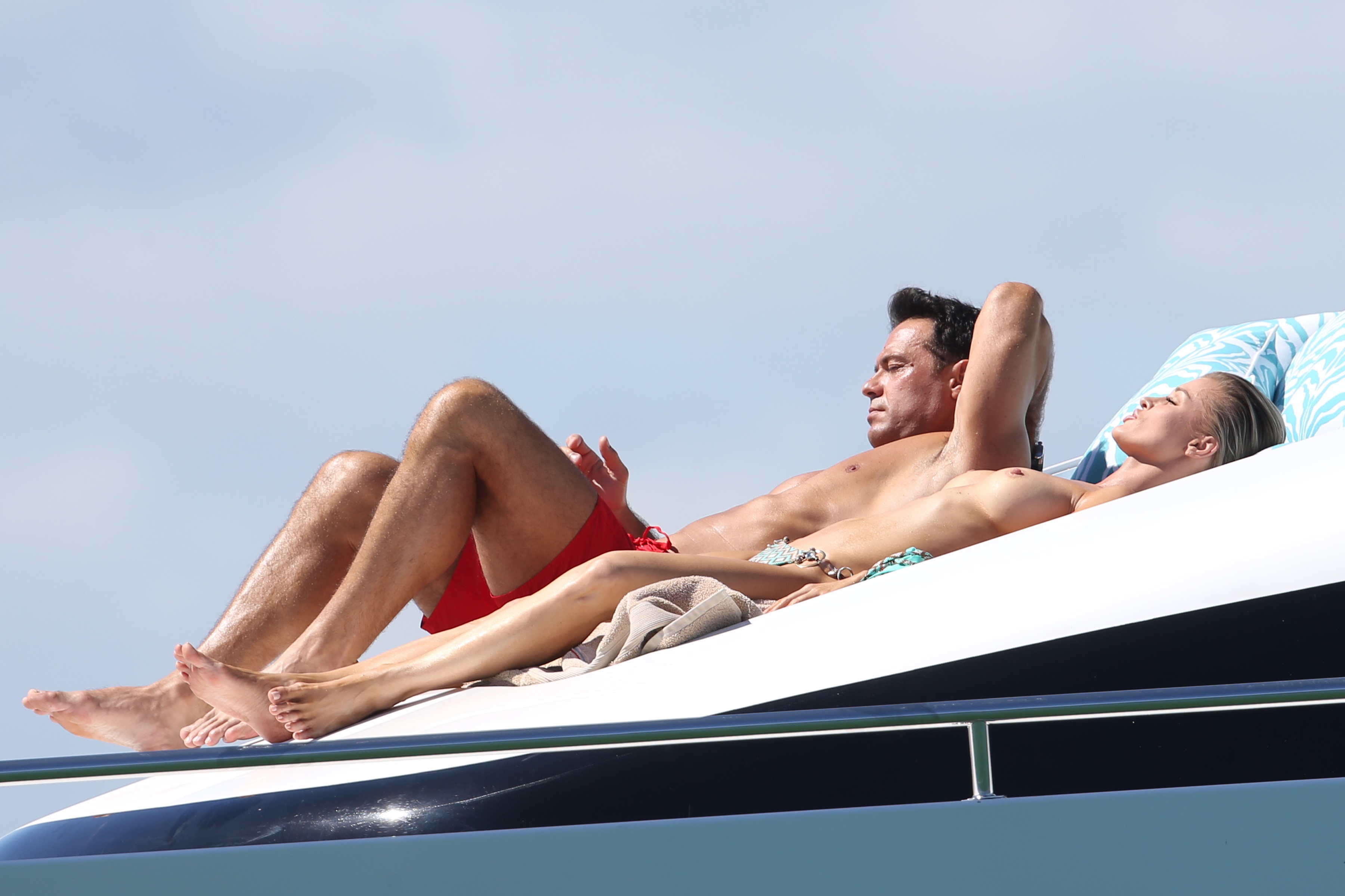 joanna-krupa-topless-on-a-yacht-in-miami-02.jpg
