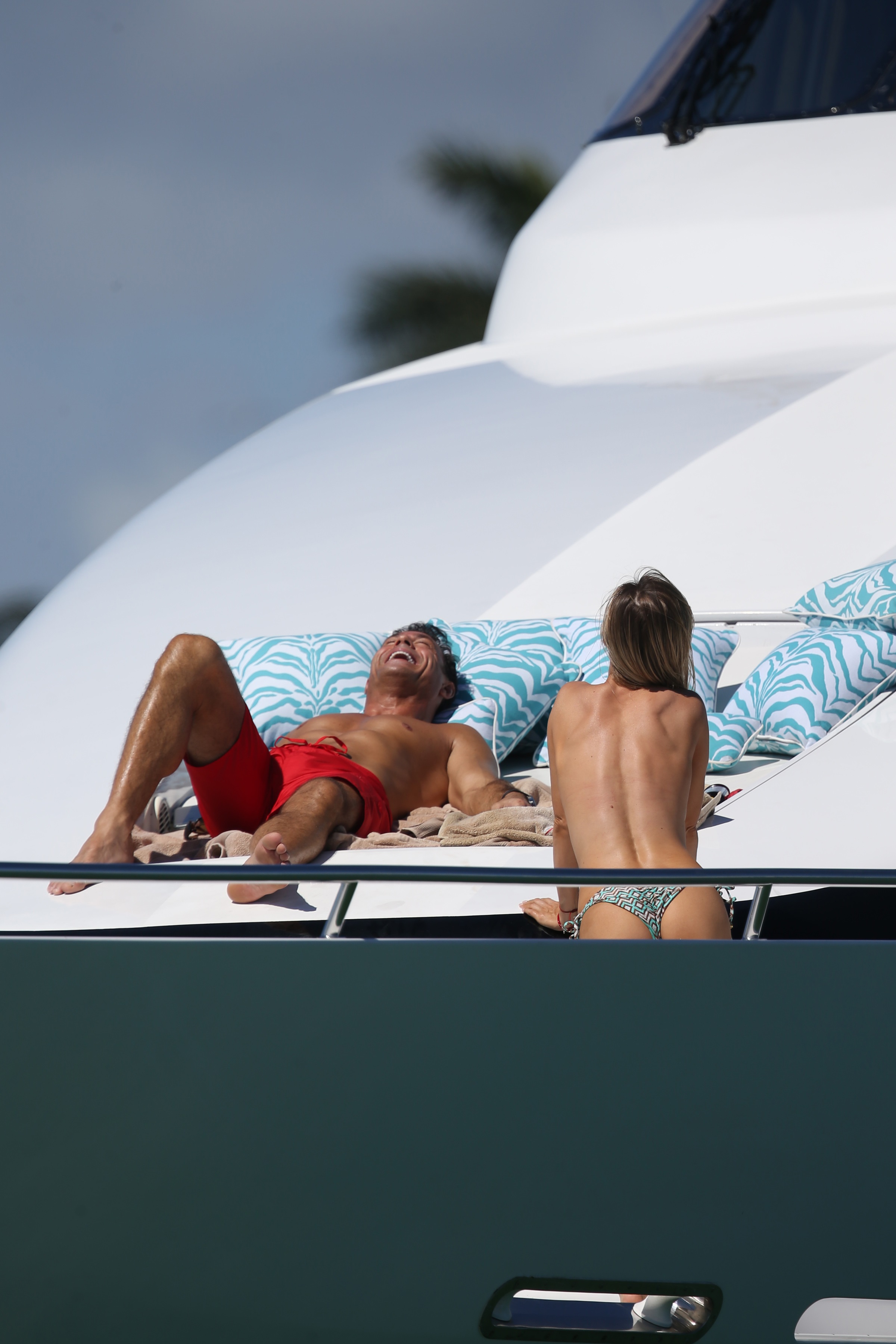 joanna-krupa-topless-on-a-yacht-in-miami-13.jpg