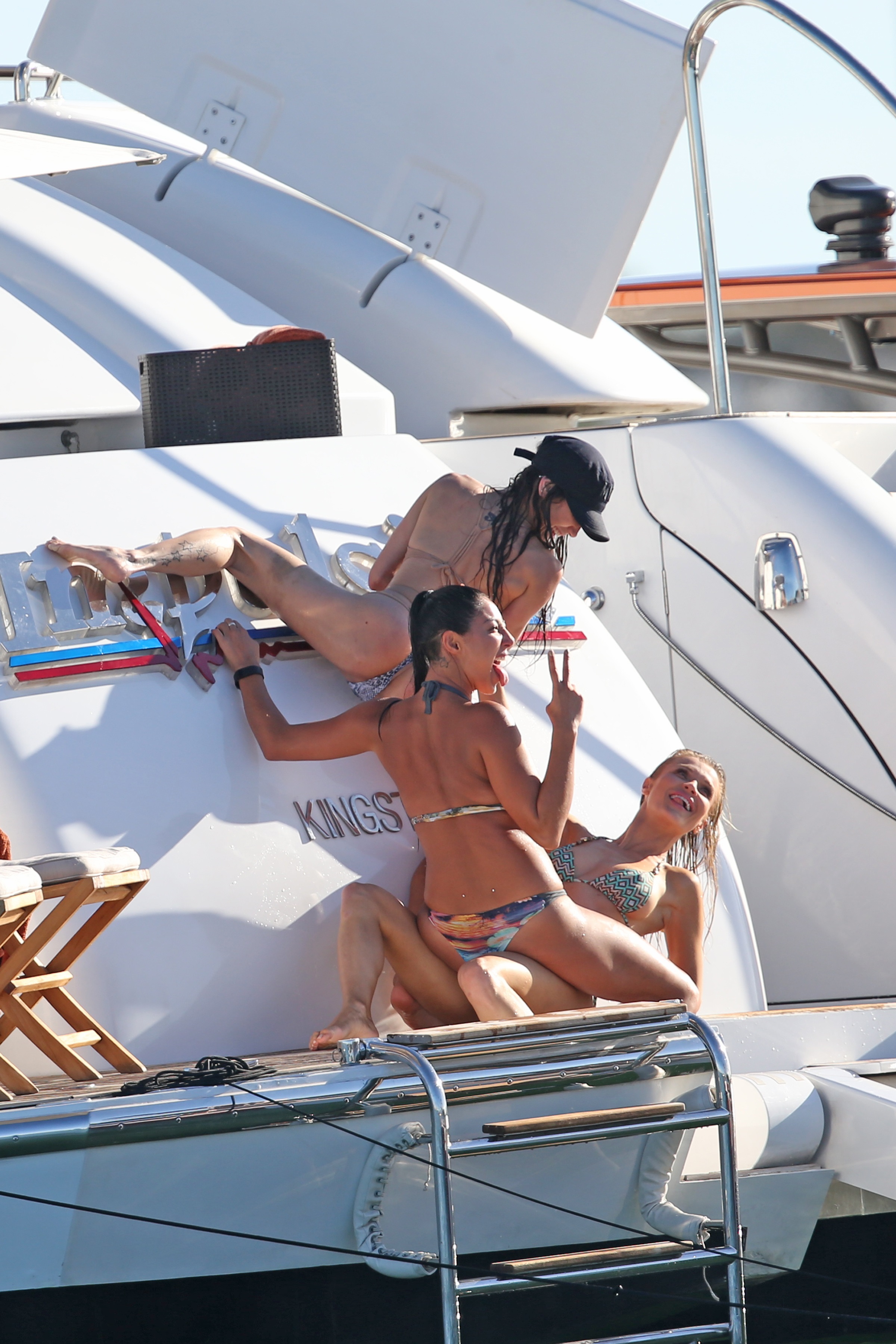joanna-krupa-topless-on-a-yacht-in-miami-30.jpg