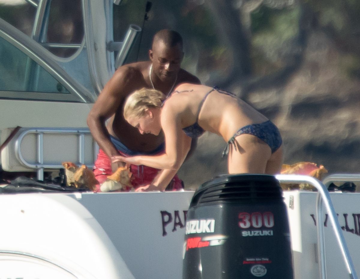 jennifer-lawrence-in-bikini-on-the-boat-in-caribbean-03-04-2016_35.jpg