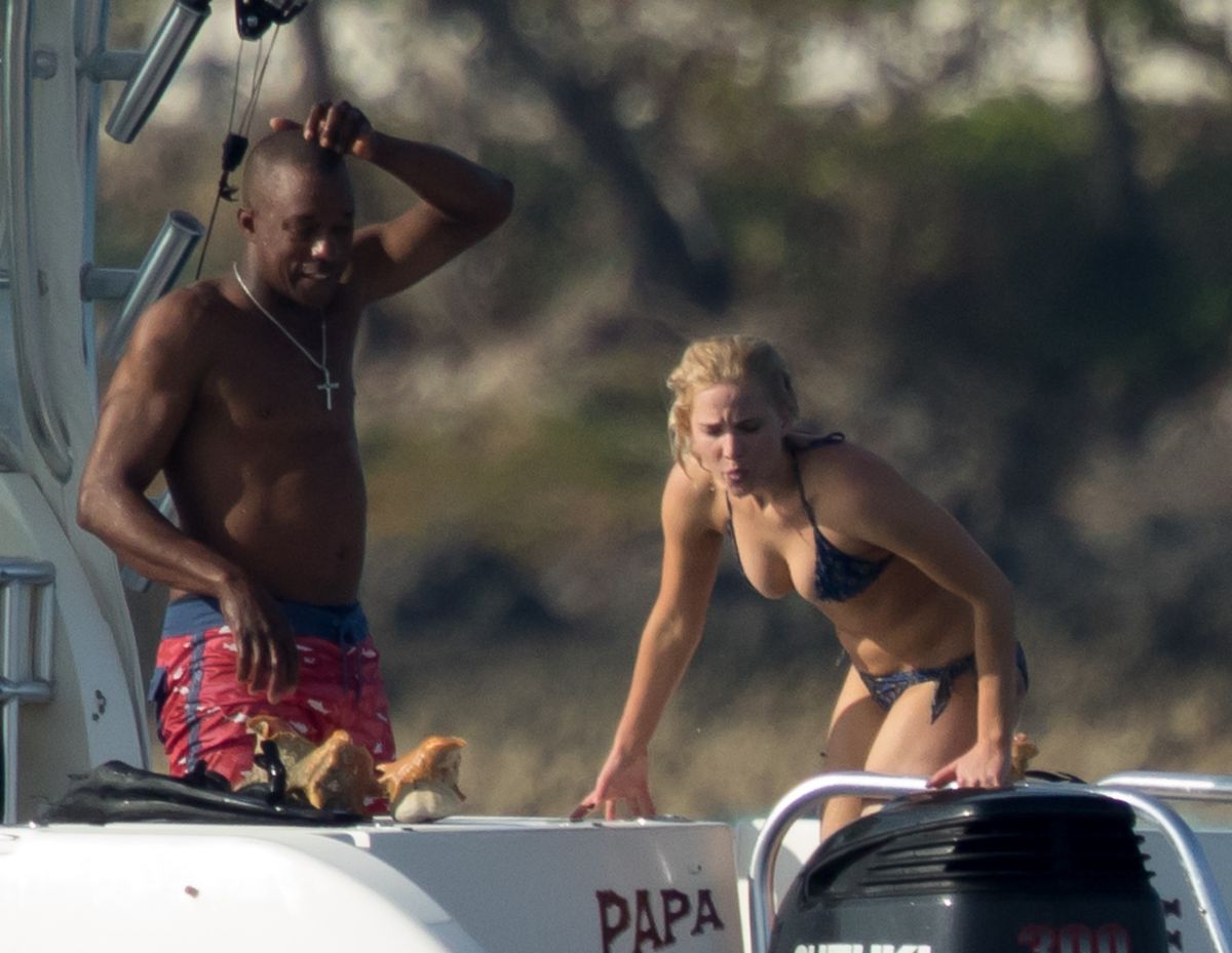 jennifer-lawrence-in-bikini-on-the-boat-in-caribbean-03-04-2016_38.jpg
