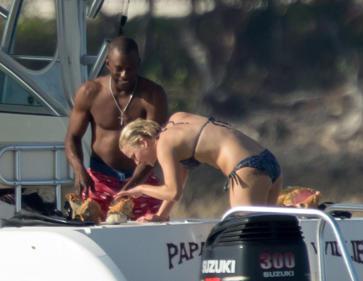 jennifer-lawrence-in-bikini-on-the-boat-in-caribbean-03-04-2016_37.jpg