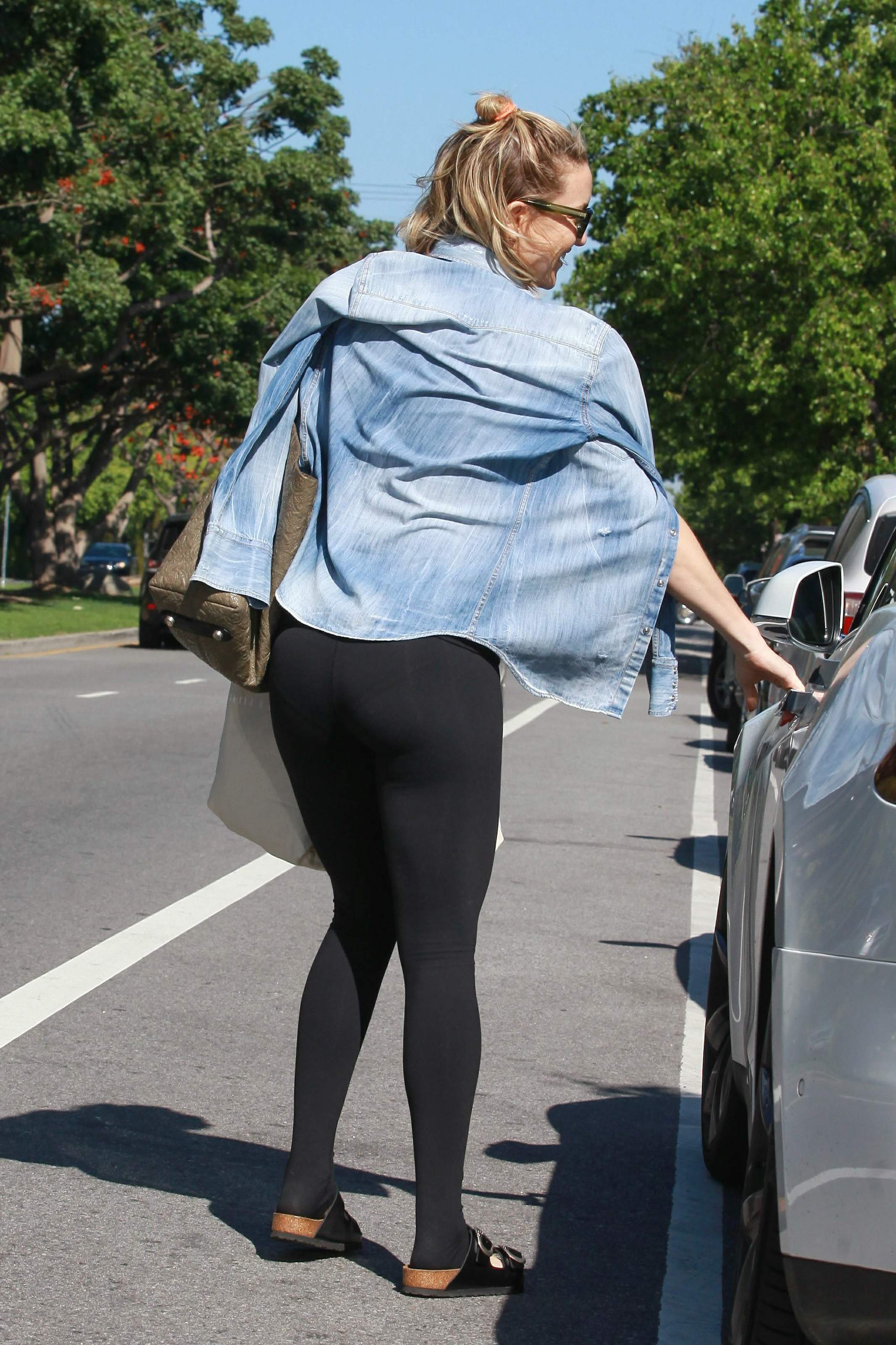 Kate Hudson as she ends a yoga session at the Brentwood March 17-2016 004.jpg
