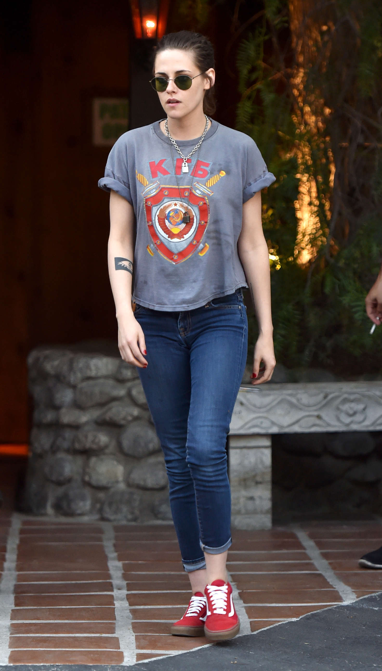 Kristen-Stewart-in-Jeans-Leaves-Lucys-El-Adobe-Cafe--13.jpg