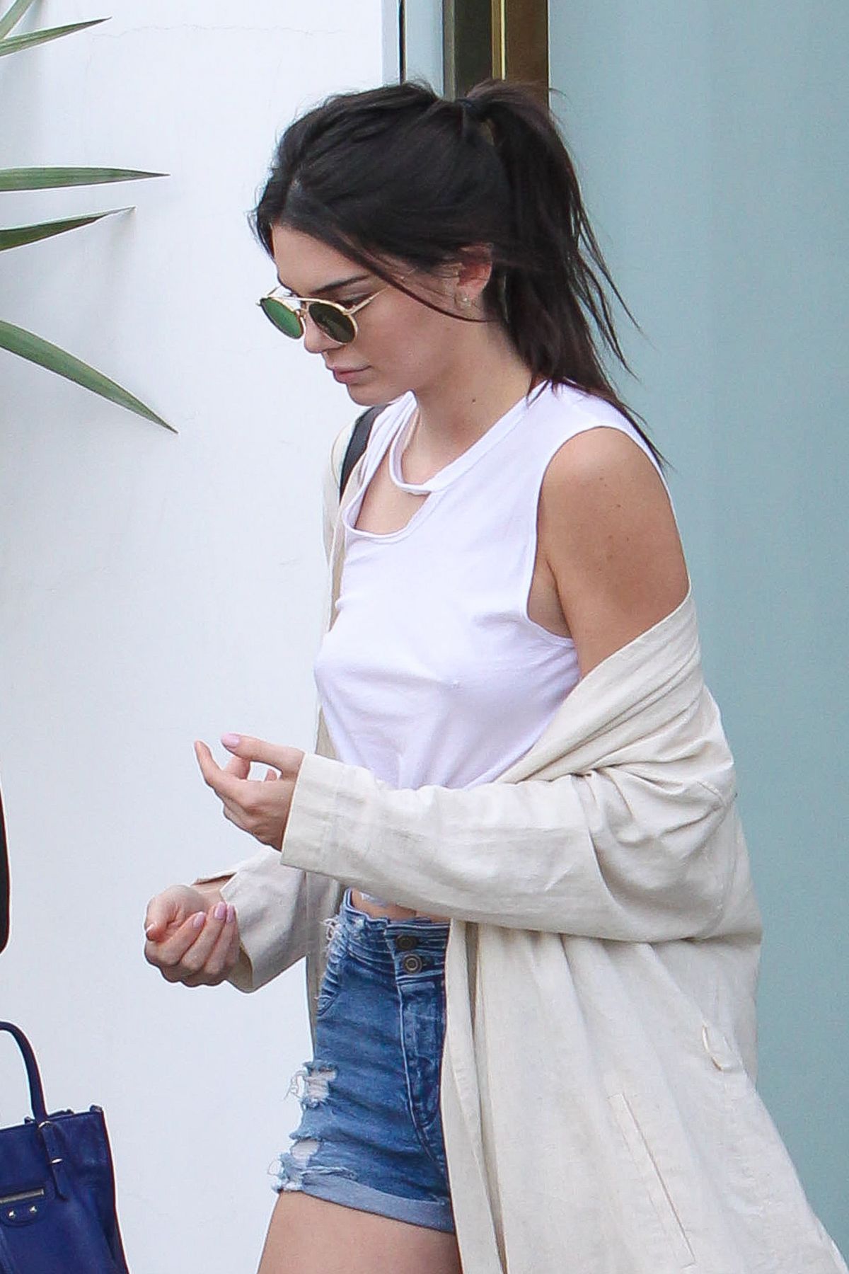kendall-jenner-out-shopping-in-beverly-hills-04-06-2016_1.jpg