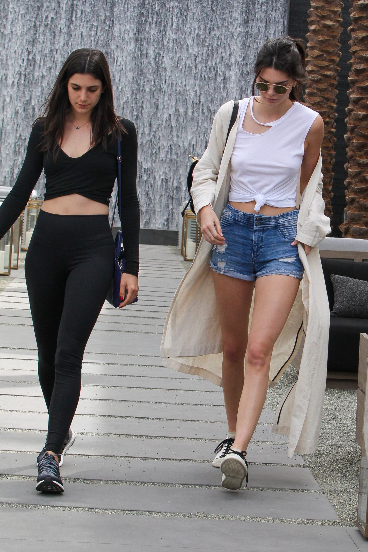kendall-jenner-out-shopping-in-beverly-hills-04-06-2016_17.jpg