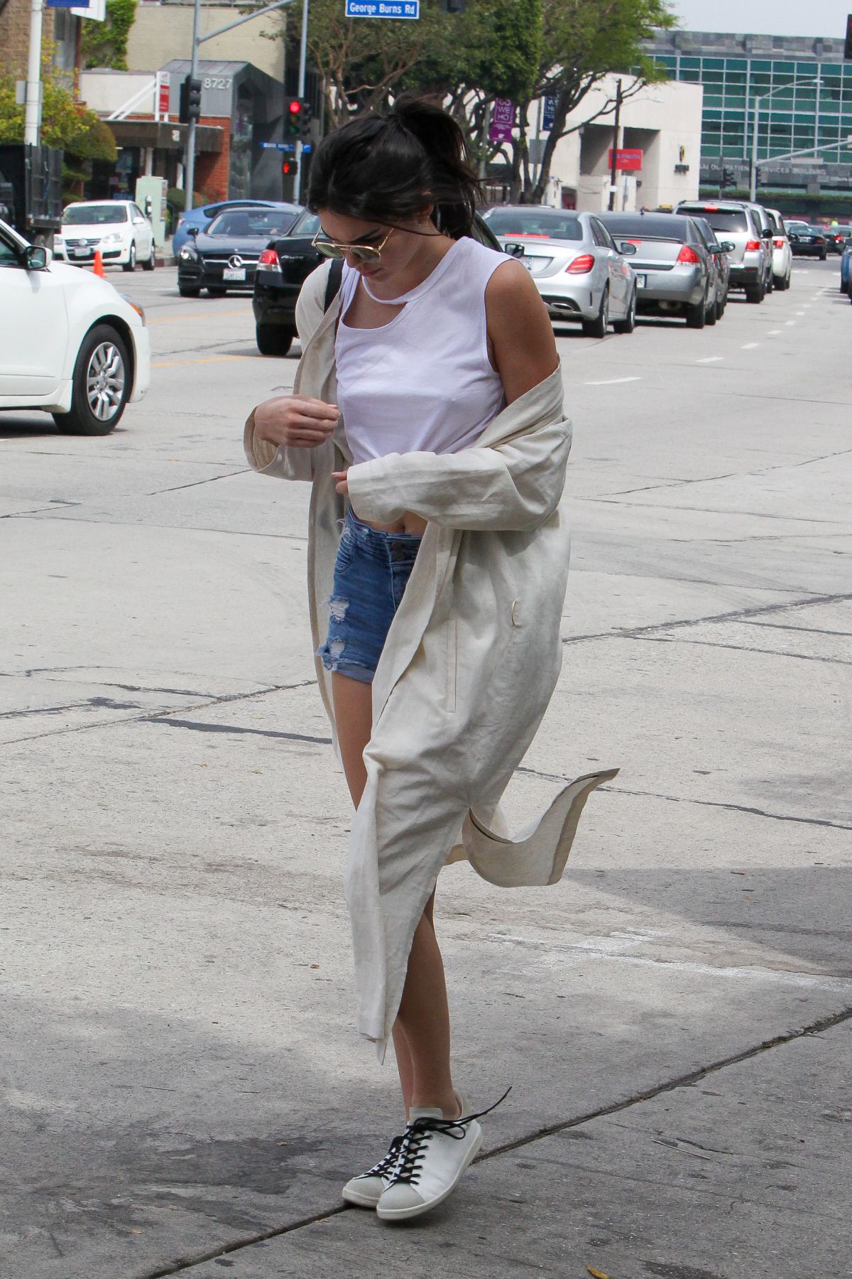 kendall-jenner-out-shopping-in-beverly-hills-04-06-2016_18.jpg