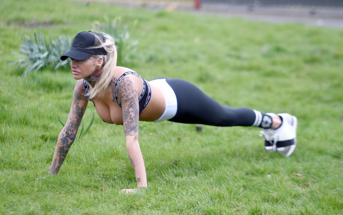 jemma-lucy-working-out-at-a-park-in-manchester-03-28-2016_15.jpg