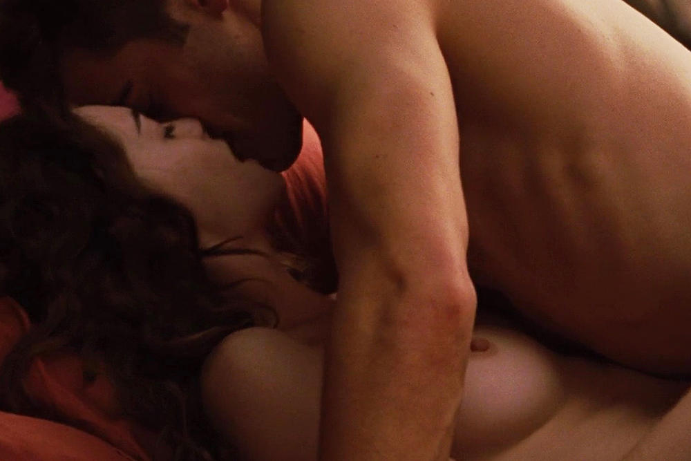 anne_hathaway_topless_in_love_and_other_drugs_02-f5c0c478_web.jpg